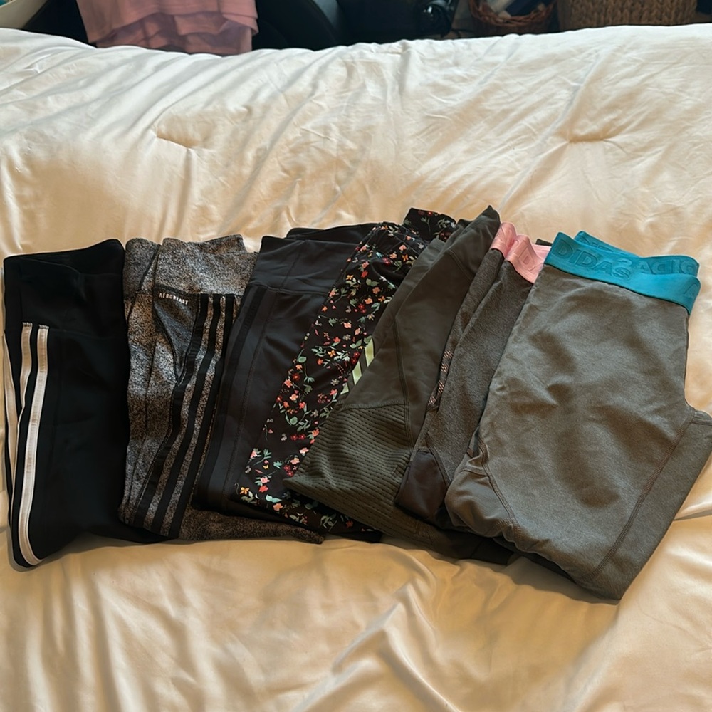 Lot of 7 adidas medium leggings for women
(Variety of colors )